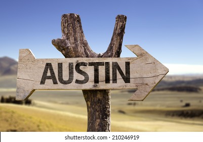Panneau en bois d'Austin isolé sur fond désert