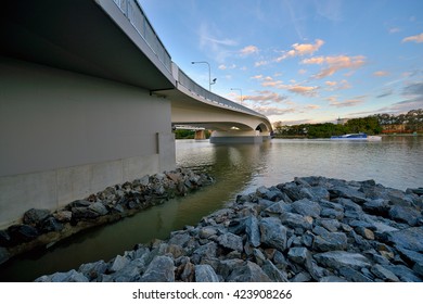 Australia Landscape : Brisbane River Under Go Between Bridge