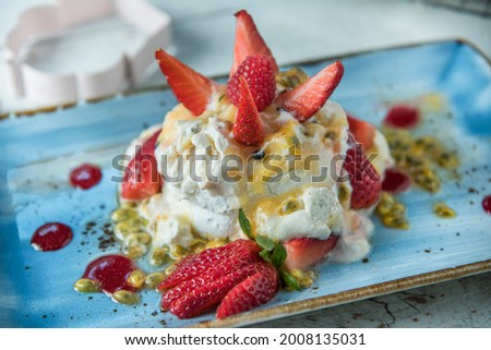 Australian Pavlova mini cake, best restaurant deserts in Australia
