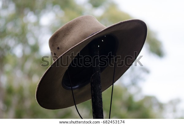 wide brim bush hat