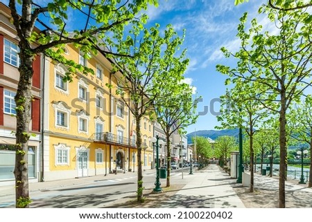 Austria, Salzkammergut, Bad Ischl - Ebenseer Traunpromenade with the Hotel Austria and avenue made of trees