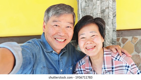 Authentic Close Up Of Asian Senior Retired Cople Have Video Chat Or Selfie On Smart Phone