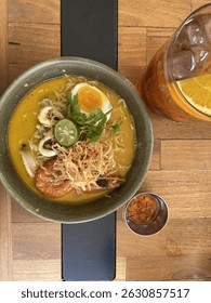 Authentic Laksa: Creamy coconut broth, fresh seafood, perfectly boiled egg. Experience rich, aromatic flavors! #Laksa #SeafoodLaksa #AsianCuisine #Foodie