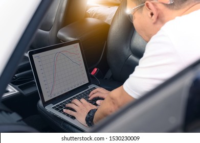 Auto mechanic (ECU tuning) with a notebook computer