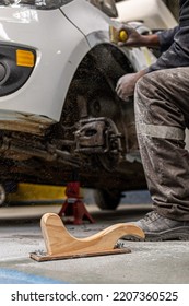 Auto Mechanic Panel Beater Sanding A Car Fixing Car Sanding Block 