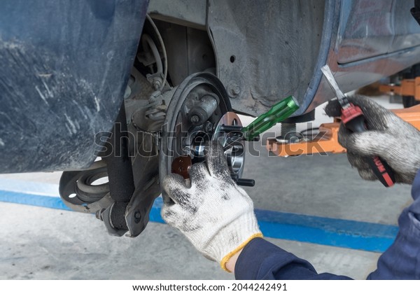Auto\
mechanic putting brake pads Drum brake\
type\
