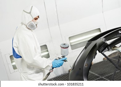 Automechaniker polieren Autoscheinwerfer in der Kfz-Reparaturwerkstatt