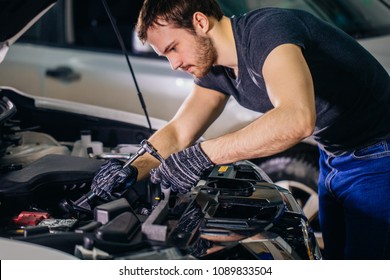 980 Look under bonnet Images, Stock Photos & Vectors | Shutterstock