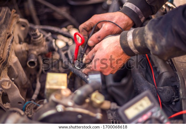 \
Auto mechanic\
works in the garage.\
Repairs.