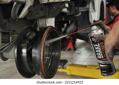 Auto Repair Spray Drum Brake Car