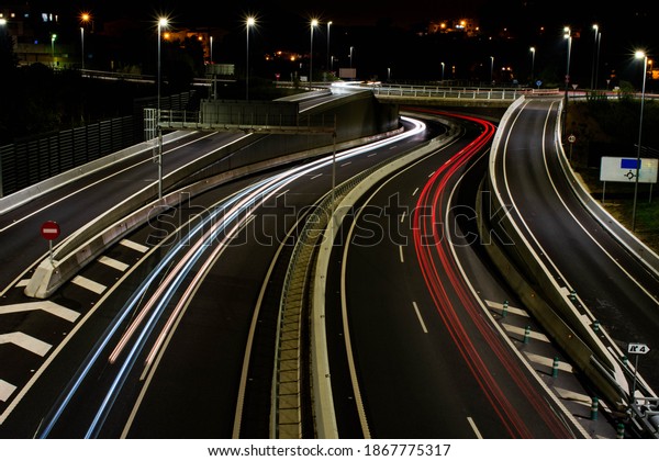 Auto route night car\
lights