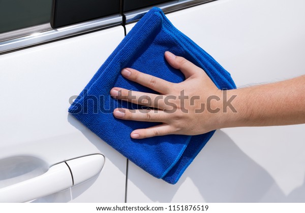 Auto\
service worker cleaning car with micro fiber\
cloth