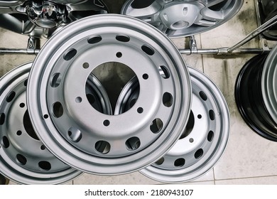 Auto Shop Selling Car Rims. Stand For Sale Of Alloy Wheels. Discounts At Auto Parts Store. Various Wheel Models.