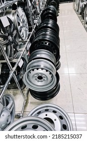 Auto Shop Selling Car Rims. Stand For Sale Of Alloy Wheels. Discounts At Auto Parts Store. Various Wheel Models.