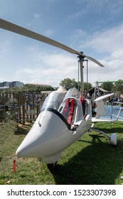 autogiro or vehicle to fly similar to an helicopter or autogyro