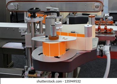 Automated labeling machine equipment with conveyor belt