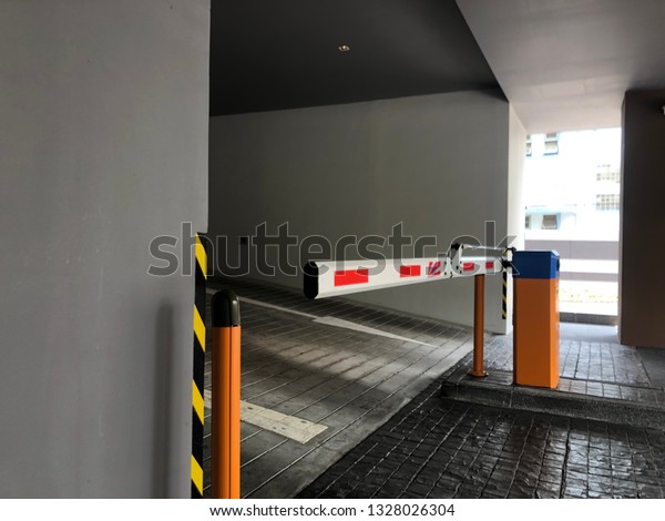 Automatic barrier\
gate