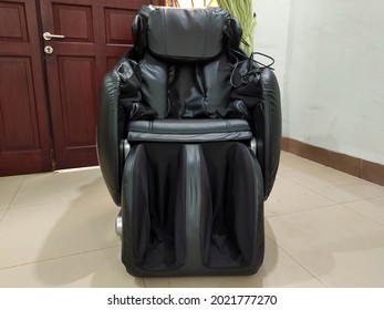 Automatic Electric Massage Chair In Living Room