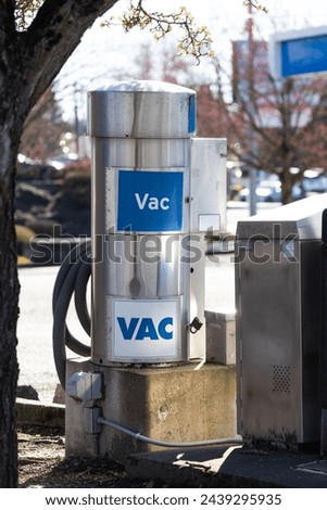 Automatic electrical power vacuum cleaner for vacuuming cars in a public place 