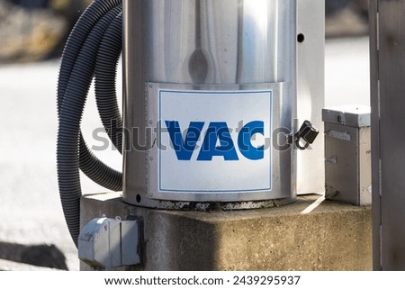 Automatic electrical power vacuum cleaner for vacuuming cars in a public place 
