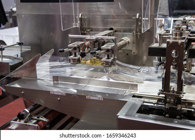 Automatic flow pillow packing machine in food industry