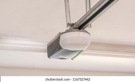 Imagenes Fotos De Stock Y Vectores Sobre Garage Door Install