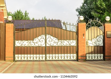 Automatic gate with forged elements in the cottage