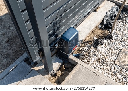 Automatic gate motor installing mechanism for property security