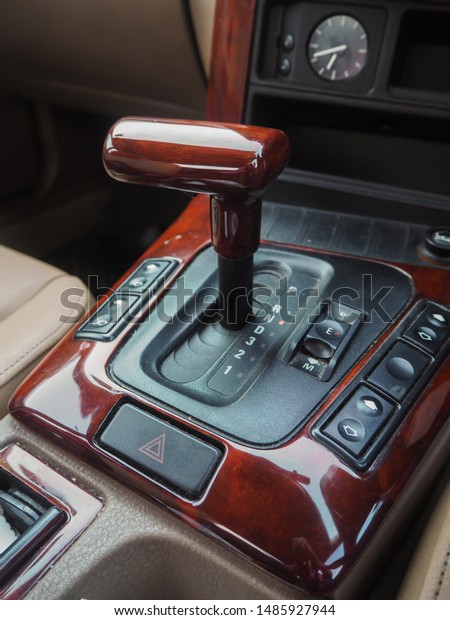 Automatic gear\
transmission control in the\
car