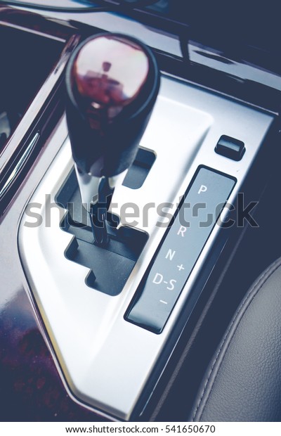 Automatic gearshift in black\
and white