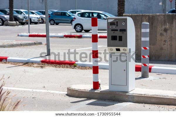 automatic machine\
for payment in a city car\
park
