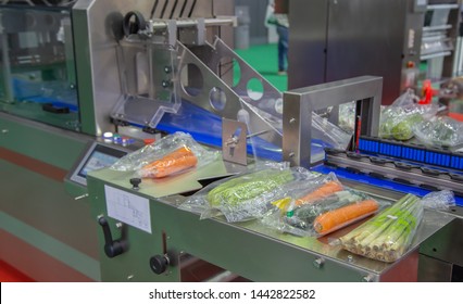 Automatic package of vegetable and fruit flow pillow packing machine. Food industry
