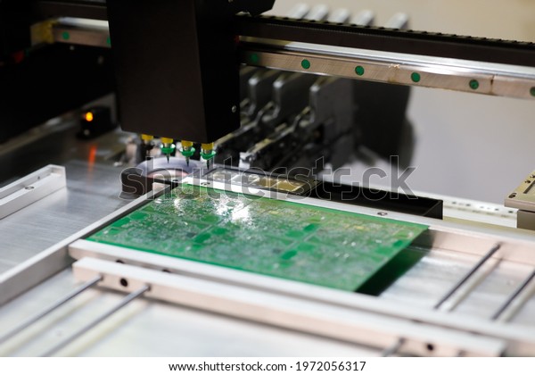 Automatic pick and place machine for PCB
assembly. Surface mount technology. Selective
focus.