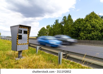 Automatic radar flashing cars driving too fast