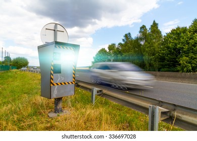 Automatic radar flashing cars driving too fast