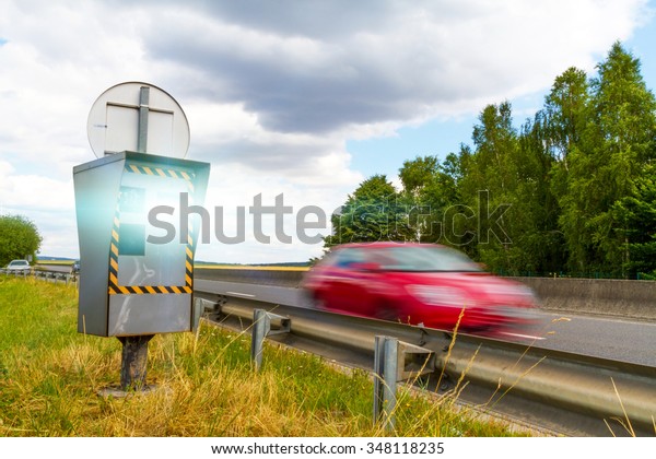 Automatic radar\
flashing cars driving too\
fast
