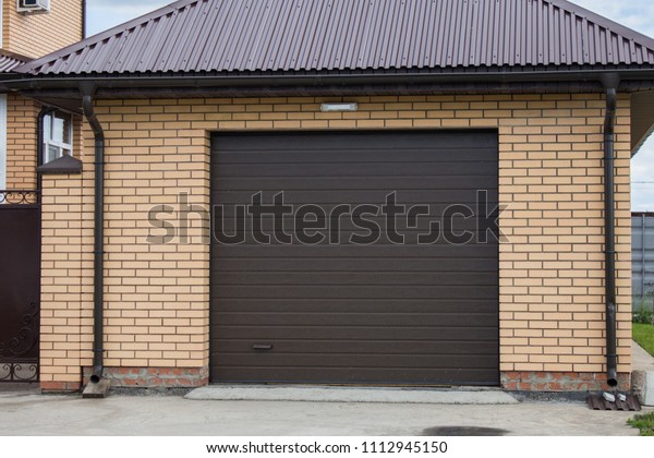 \
Automatic roller shutters\
in the garage