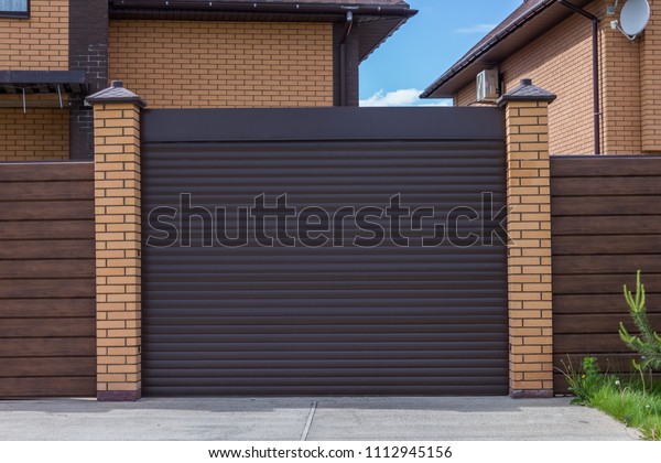 \
Automatic roller shutters\
in the garage