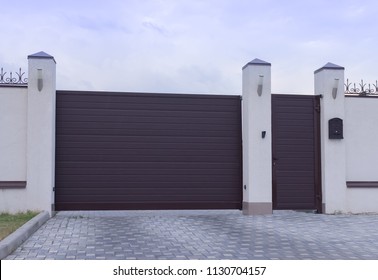 Automatic sliding sliding gates in a private house