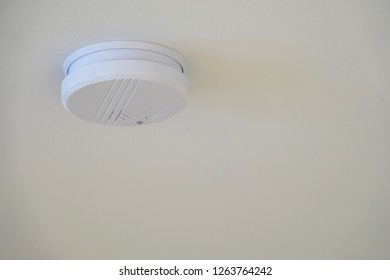 smoke detector on ceiling