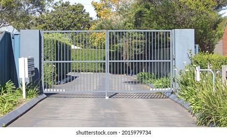 Automatic swing open front gate