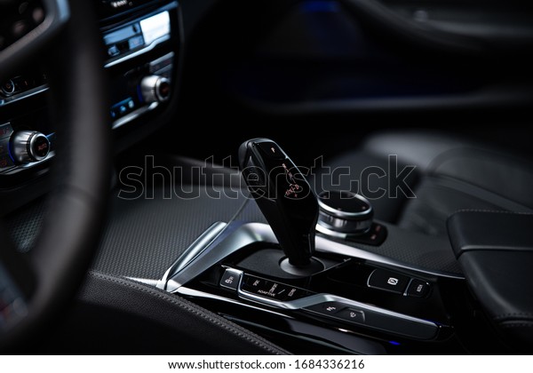 Automatic\
transmission change lever. Modern\
car