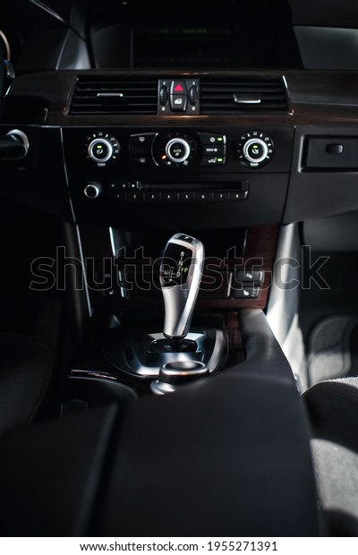 Automatic transmission lever shift. Accelerator\
handle and parking\
buttons.