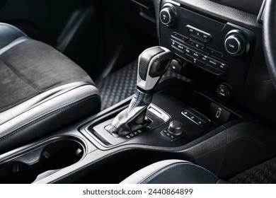 selector de cambio automático de la caja de cambios en el interior del vehículo. Cierre un cambio manual de un cambio de marcha de coche moderno. Cambio de 4x4	