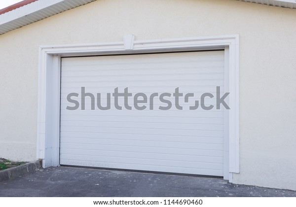 \
Automatic white gate to the\
garage