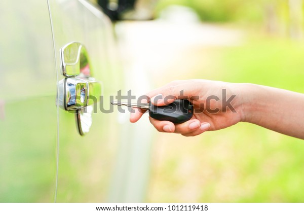 Automobile Controlled Signal Key\
