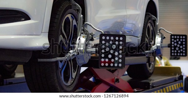 Automobile service for fixing, car service in
the garage, Set up a balancing car wheel,
