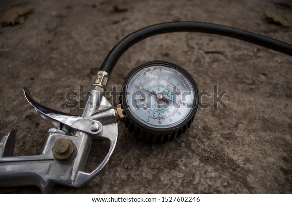 automotive pressure gauge