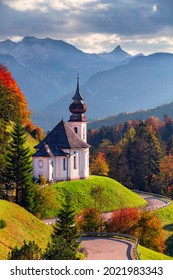 Herbst in den Bayerischen Alpen. Landschaftsbild der Bayerischen Alpen mit der Maria Gern Kirche und dem Watzmann Berg bei schönem Herbstsonnenuntergang.