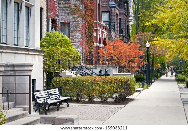 イリノイ州シカゴの下町近くにある都市部の街並みの中で 秋はシティーオータムカラー の写真素材 今すぐ編集